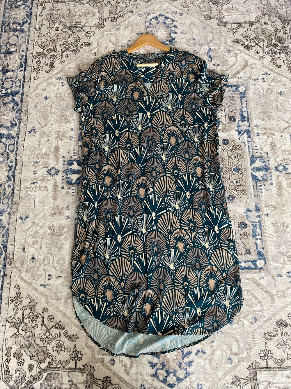 Like new! Hinu Rise Hawaiian Teal Shell-Print Midi Dress